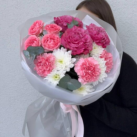 Нежный букет с пионовидными и кустовыми розами, хризантемами и эвкалиптом