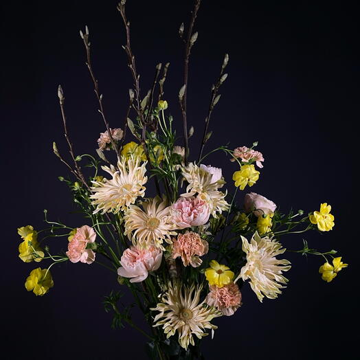 Нежный букет для любимой с розами и цветущими ветвями большой