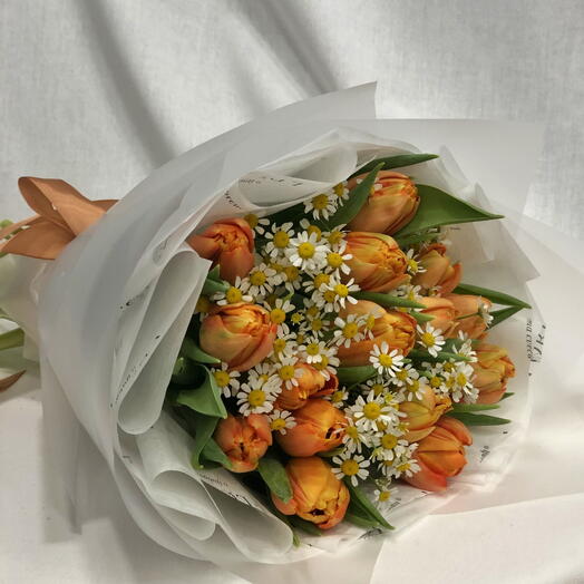 Buket od narandzastih lale sa kamilicom