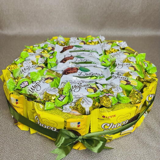 Сладкая композиция-тортик из конфет, суфле в шоколаде и пирожных Choco Pie