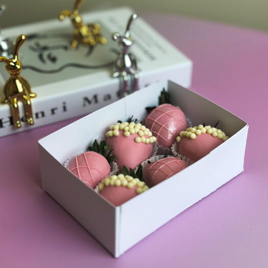 Клубника в розовом шоколаде с посыпкой 6 шт