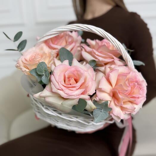 Корзинка с розами