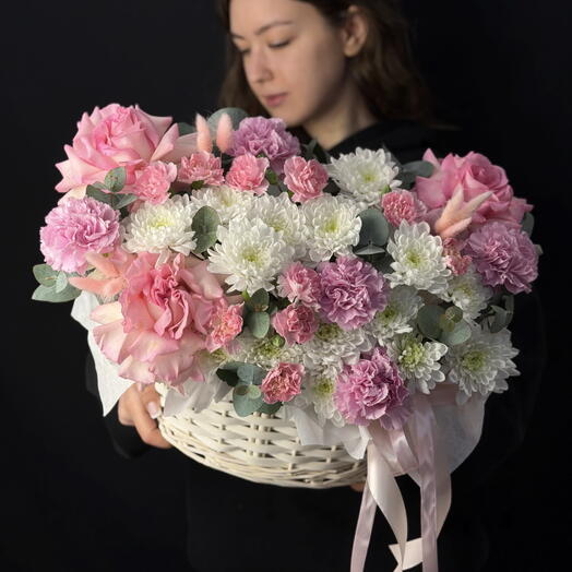 Корзина с цветами- французская Роза , хризантем , диантус с веточками эвкалипта