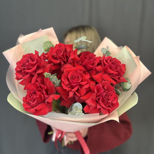 Букет красных французских роз в розовой упаковке