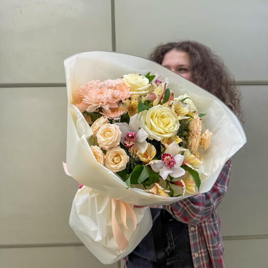 Авторский букет «Пастель» в миксе роз, орхидеи и альстромерии + сладкий 🎁