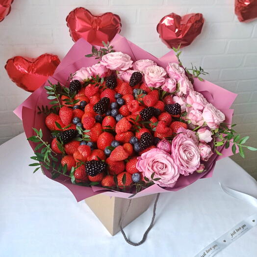 Ягодная полянка 🍓 Клубничный букет с кустовой розой 🌹Ягодный букет Дофаминовый букет