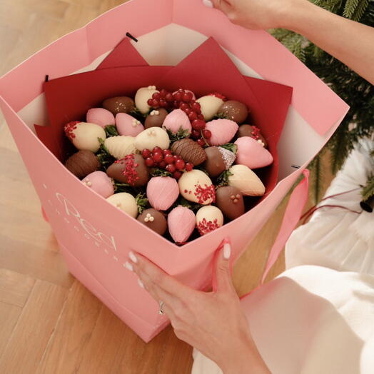 Букет клубники М + фирменная переноска