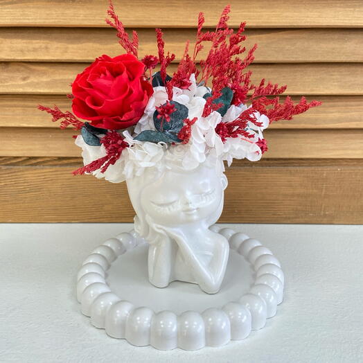 Композиция девочка из стабилизированных цветов