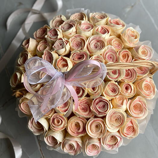 Корзина зефирных роз 45 шт