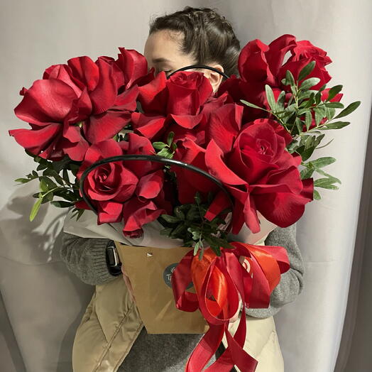 Композиция из французских алых роз на 14 февраля