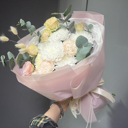 Букет из кустовых роз и хризантемы с лагурусом и эвкалиптом