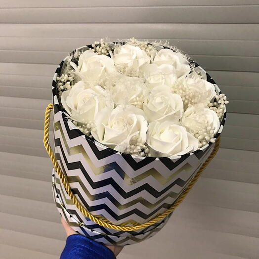 Композиция из глицериновой розы в коробке