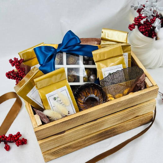 Подарочный набор в большом ящике с шоколадом ручной работы , ассорти чая, пуэром ,  "Защитнику"