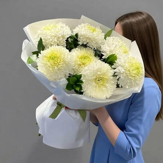 Букет из 7 одноголовых хризантем с рускусом