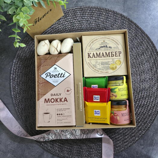 Подарочный набор в коробке: кофе, сыр, мед, конфеты ritter sport, шоколад темный и орех пекан