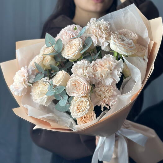 Ажурные диантусы и пионовидные кустовые розы с эвкалиптом