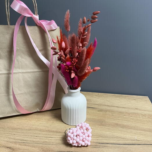 Ваза интерьерная с сухоцветами и с брелок в форме сердца для любимой на8 марта