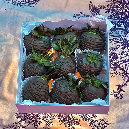 Клубника в шоколаде, набор 9 ягод (молочный шоколад)