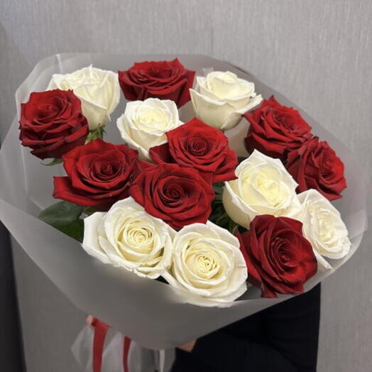 Белые и красные розы 🌹