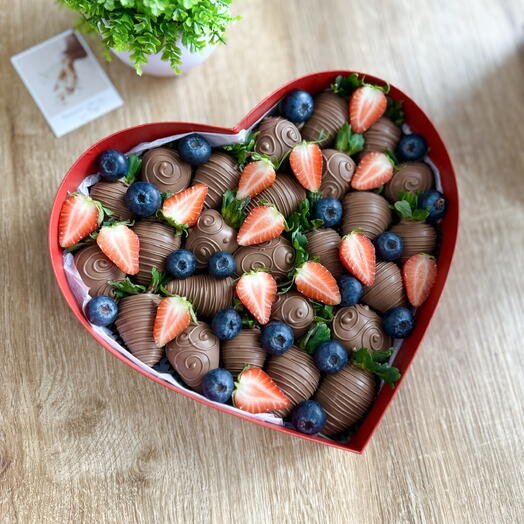Сердце с клубникой в шоколаде