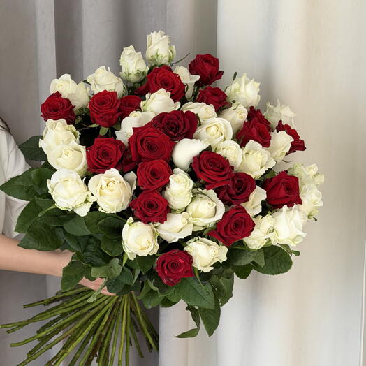 Моно букет из 49 белых и красных роз