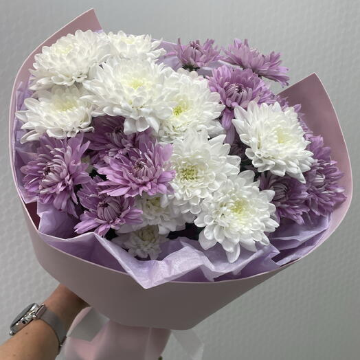 Букет из белых и сиреневых кустовых хризантем (5 шт)