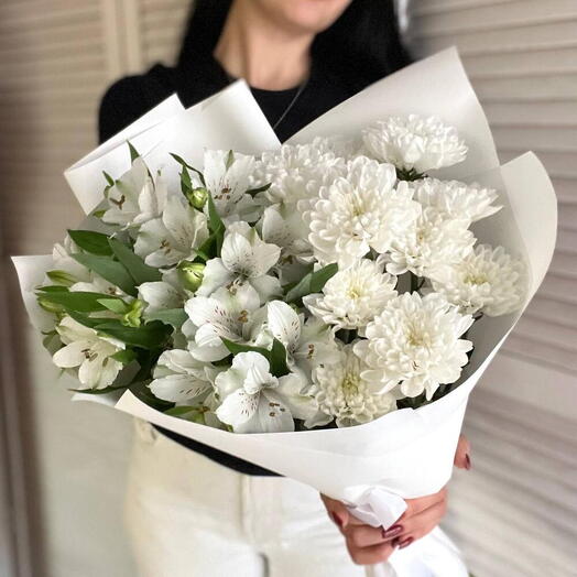 Букет их хризантемы и альстромерии в белой упаковке