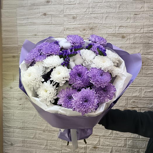 Букет с хризантемой кустовой, хлопком и статицей