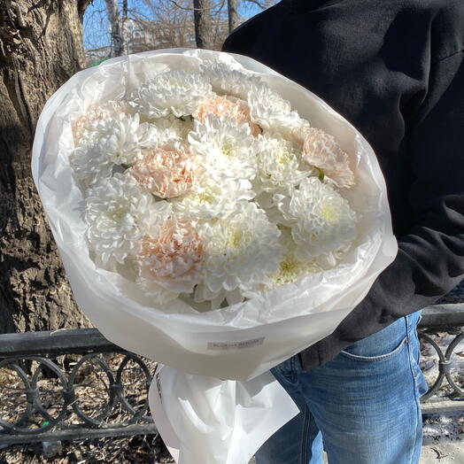 Пышный и стойкий букет из белоснежной хризантемы и кремового диантуса☺️