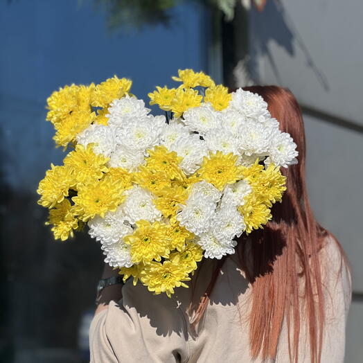 Охапка из желтых и белых хризанте