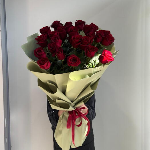 Букет из 25 метровых красных роз 🌹