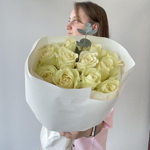 Букет из белых роз, эвкалипта
