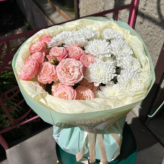 Нежный букет с кустовой пионовидной розой