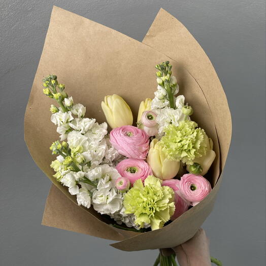 Весенний букет ранункулюс, маттиола, гвоздика и тюльпан