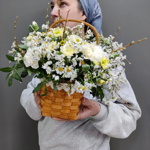 Цветы в корзинке "Ромашковый луг"