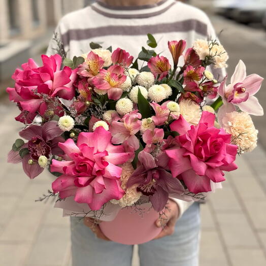 Цветочная композиция в коробке с розами