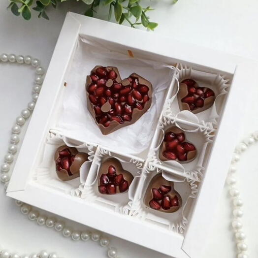 Шоколадные сердца со свежим гранатом
