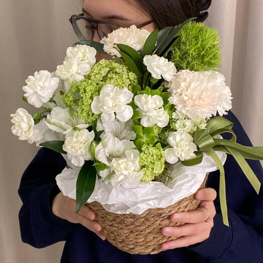 Зеленая корзинка🌿 с диантусами, альстромерией, гортензией, хелеборусом