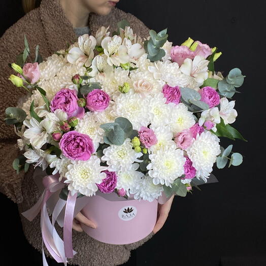 Композиция в нежной бело-розовой гамме в шляпной коробке🌸