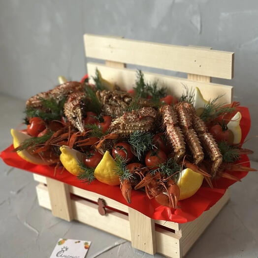 ящик с вкуснейшими раками и крабом-волосатиком