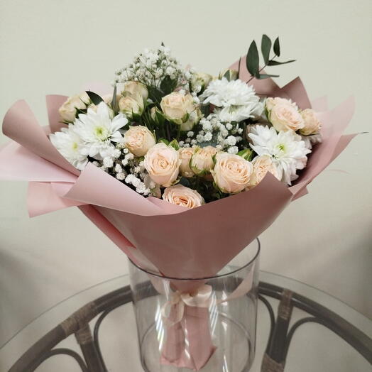 Букет из кустовых роз, хризантемы и зелени "Мелодия нежности"🎀