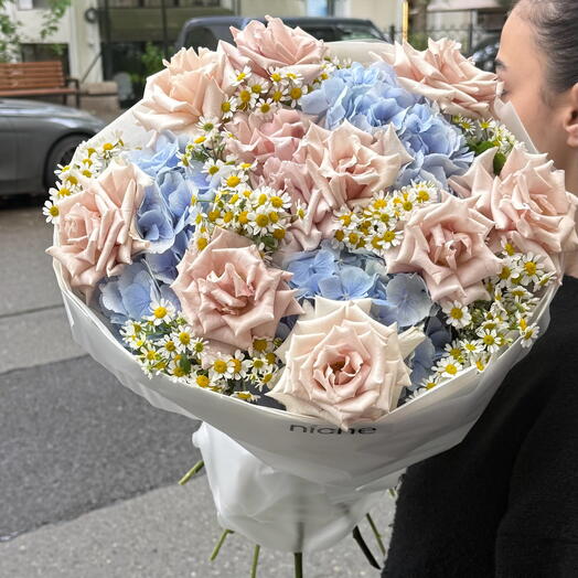 Blue hydrangea, French roses, daisies