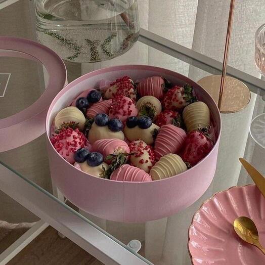 Клубника в ягодном и белом шоколаде callebaut