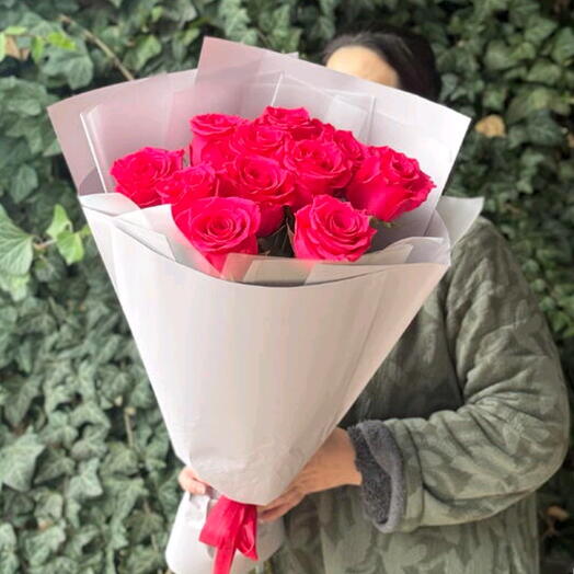 11 малиновых роз