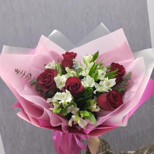 Красные розы и альстромерия