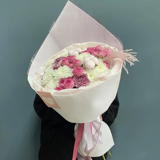 Сборный букет из кустовых роз, хризантем и диантусов💗