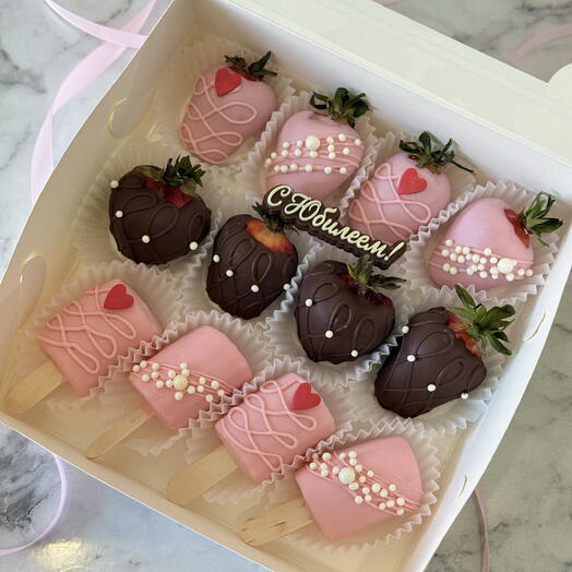 Клубника и бананы в шоколаде (8 штук клубники и 4 кусочка банана) с шоколадным топпером «С Юбилеем!»