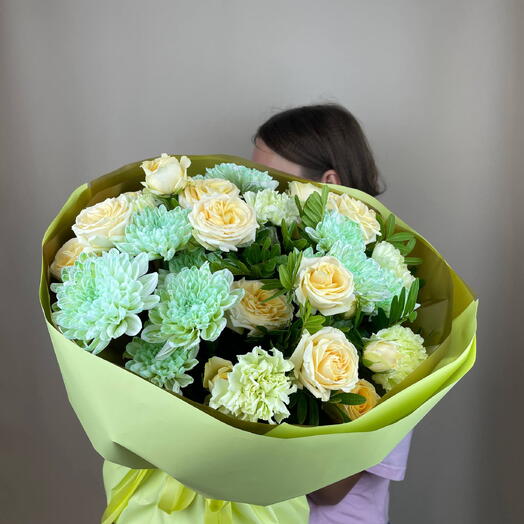 Букет из кустовой хризантемы, кустовой розы, диантусов и фисташки