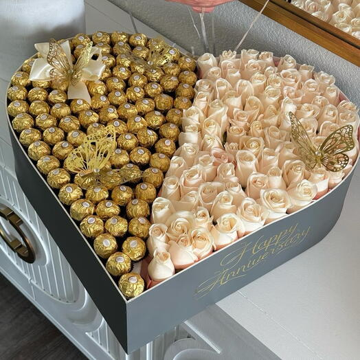 Набор с конфетами Ferrero roshe и цветами Богиня
