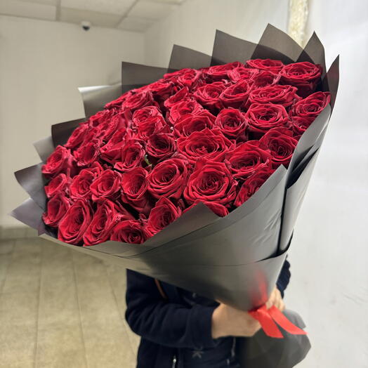 Букет роз в черной упаковке